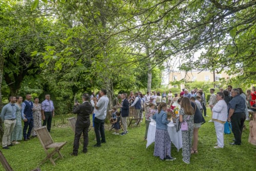 Rassemblement convivial en plein air à la Cour Du Liège à Baugé-en-Anjou, avec des convives sous les arbres