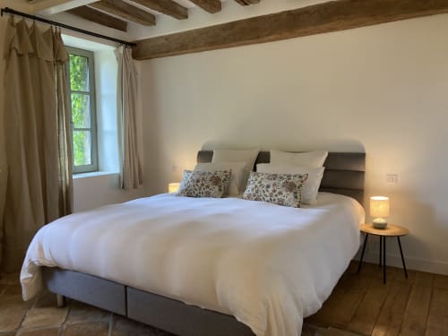 Chambre spacieuse de la suite Capuccino au Jardin de Marie B&B, Sancerre, avec lit queen, poutres en bois et vue sur le jardin
