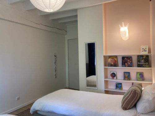 Chambre Cappuccino au Gîte Le Jardin de Marie, Neuilly-en-Sancerre, avec lit moderne, étagères garnies de livres et teintes pêche