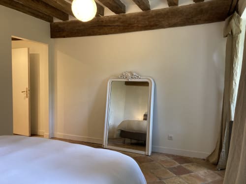 Chambre spacieuse au Gîte Le Jardin de Marie à Sancerre, avec poutres apparentes, miroir orné et vue sur le jardin