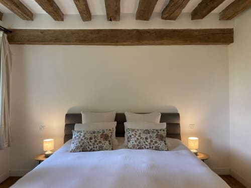 Chambre Cappuccino du gîte Le Jardin de Marie à Sancerre, avec poutres apparentes et vue sur le jardin