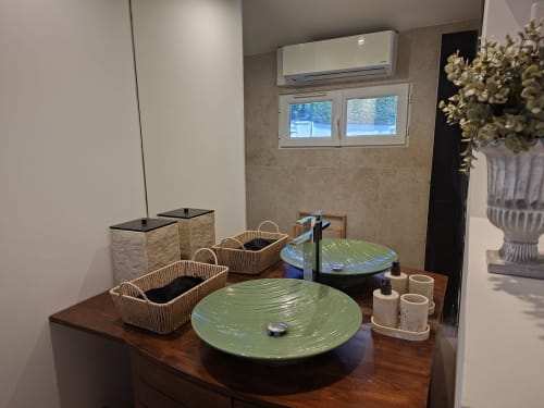 Salle de bains spa moderne avec vasques en céramique verte, paniers tressés et équipements à Love Room Sensation Avec Jacuzzi Sauna