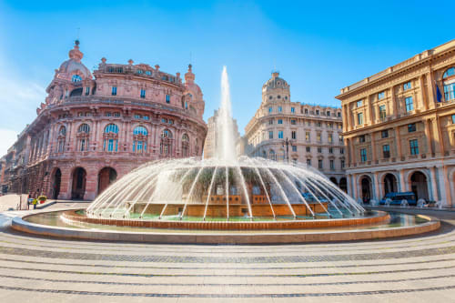 Fontana di Piazza De Ferrari a Genova con i magnifici edifici storici che circondano la piazza