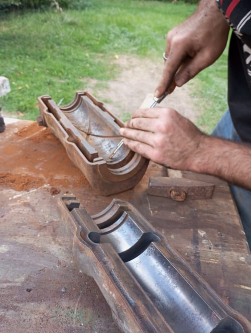 Artisan travaillant sur des moulures en bois à la Paulusmühle B&B à Soucht, France