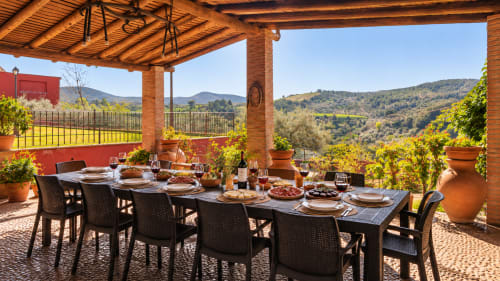 Comedor en terraza de estilo toscano en El descanso del peregrino, Guadalupe, Cáceres, con vistas a la montaña y cocina tradicional