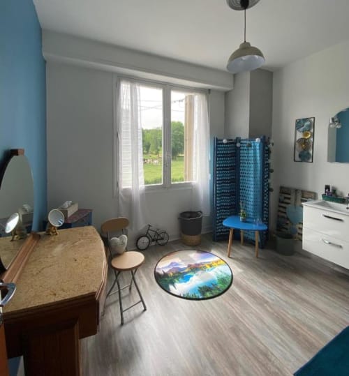 Chambre lumineuse à La Maison de Barlest avec accents bleus et vue sur le jardin