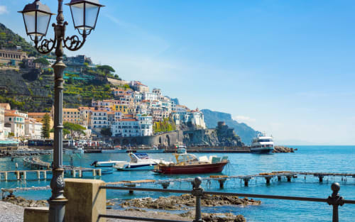 Casa Ida, guest house con vista sul porto della Costiera Amalfitana, edifici colorati e barche a Vietri, Italia
