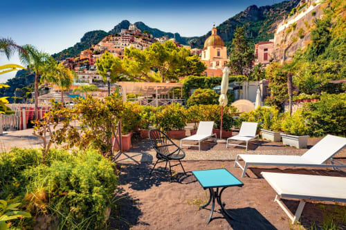 Terrazza Casa Ida a Positano con lettini, ombrelloni e vista sulla Costiera Amalfitana