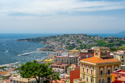 Gli edifici colorati di Casa Ida B&B si affacciano sulla Costa Amalfitana a Vietri, Italia con vista sul villaggio costiero
