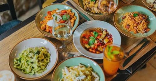 Assiettes colorées avec pâtes et légumes à la gastronomie du Jardin de la Reyssouze, Gorrevod France
