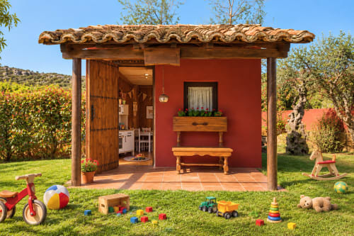 Casita roja con pérgola de madera y juguetes en El descanso del peregrino, Guadalupe Cáceres