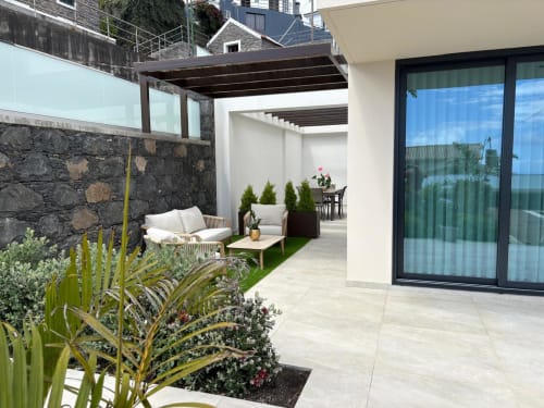 Villa Luxe Família BHF Residences com terraço, área de estar, parede de pedra, portas deslizantes modernas e jardim paisagístico em Arco
