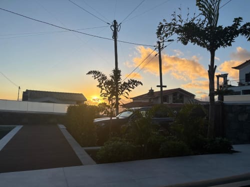 Vista do pôr do sol na villa de luxo BHF Residences em Arco da Calheta com arquitetura moderna e jardim tropical