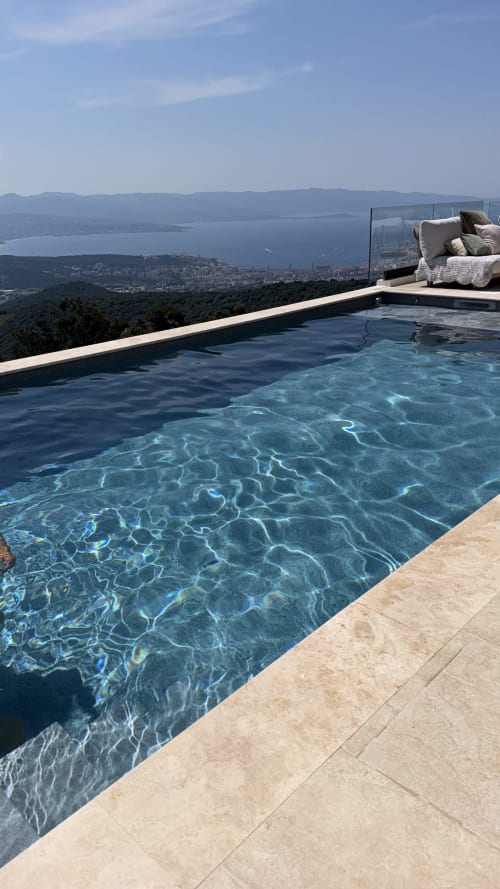 Piscine à débordement avec vue sur la baie d'Ajaccio et les montagnes, Petit Coin de Paradis, Alata, Corse