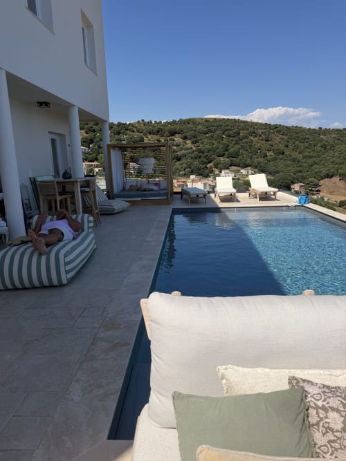 Terrasse luxe au bord de la piscine du Petit Coin de Paradis B&B à Alata, vue sur les montagnes et équipements modernes