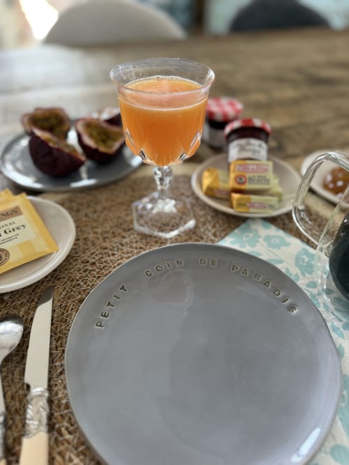 Table de petit-déjeuner au Petit Coin de Paradis avec jus frais, thé, pâtisseries et figues à Alata