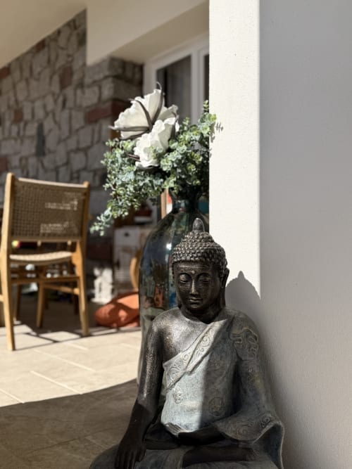 Statue de Bouddha avec fleurs blanches sur la terrasse du boutique-hôtel Petit Coin de Paradis à Alata, France