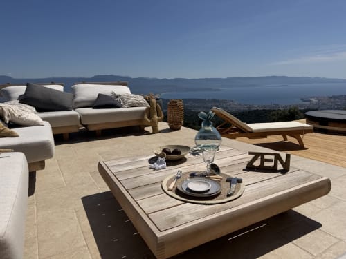 Terrasse luxueuse du Petit Coin de Paradis à Alata avec vue sur mer, coin repas et mobilier lounge