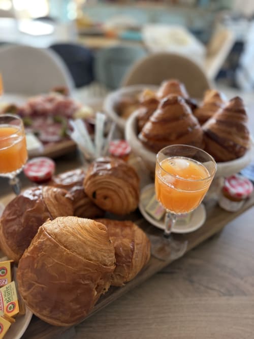 Petit-déjeuner continental au Petit Coin de Paradis à Alata avec croissants, pâtisseries et jus d'orange