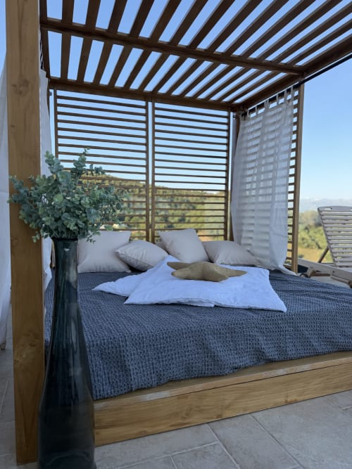 Lit à baldaquin luxueux avec vue sur mer au Petit Coin de Paradis, Alata - chambre La parenthèse avec équipements modernes
