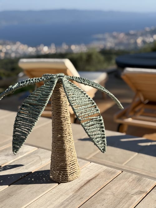 Sculpture en palme tressée sur terrasse en bois avec vue sur la mer Méditerranée au Petit Coin de Paradis, Alata