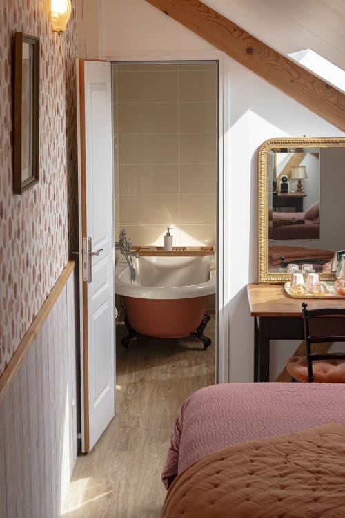 Salle de bains attenante avec baignoire indépendante au gîte Les Olivanies, Monthelon