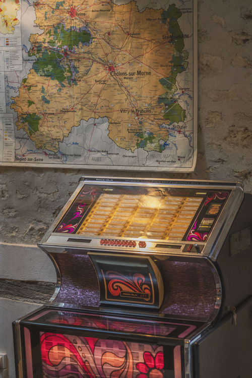 Vieux jukebox Rock-Ola et carte régionale au gîte Les Olivanies près de Châlons-sur-Marne, France
