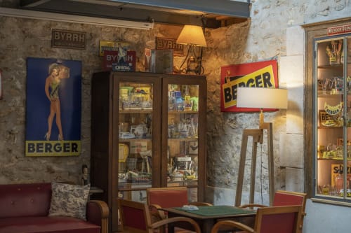 Salon vintage aux Olivanies avec enseignes Berger, vitrines et décor rétro à Monthelon