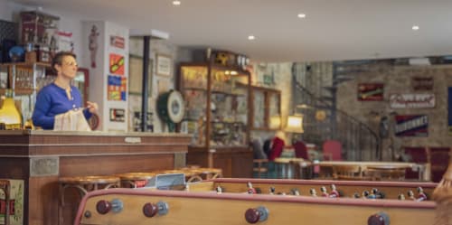 Réception de style vintage à la maison d'hôtes Les Olivanies à Monthelon, avec collections et décoration rétro