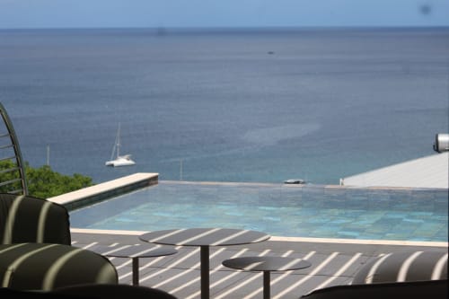 Piscine à débordement face à la mer avec vue sur les voiliers des Anses d'Arlet, Martinique - Villa Mahogany 