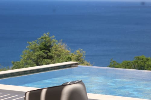 La piscine privée de Villa Mahogany surplombant la mer des Caraïbes, Les Anses d'Arlet, Martinique