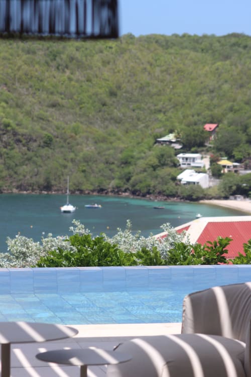 La piscine de la Villa Mahogany surplombe la plage des Anses d'Arlet en Martinique 