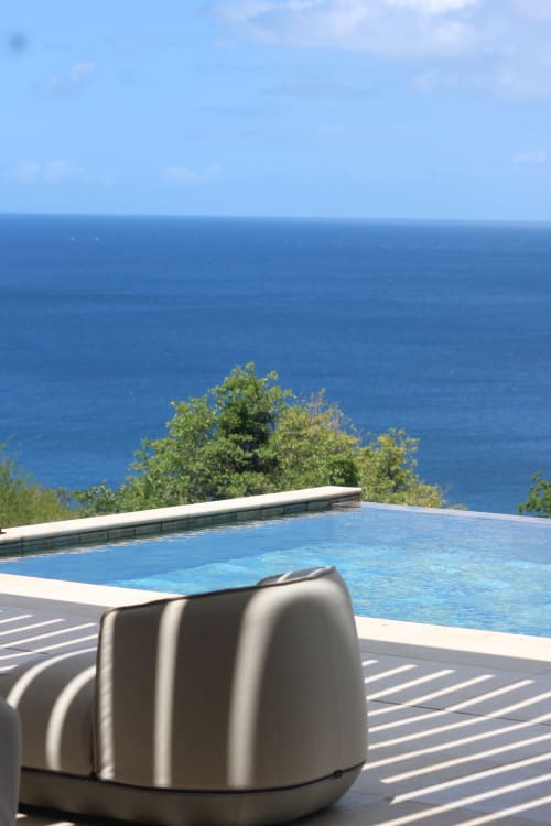 Piscine à débordement de luxe avec vue sur la mer à l'hôtel INHÉRENCE au Lamentin, Martinique