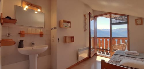 Chambre avec vue sur les montagnes et salle de bain partagée au Chalet De La Yodine, avec balcon surplombant les Alpes près de Feissons sur