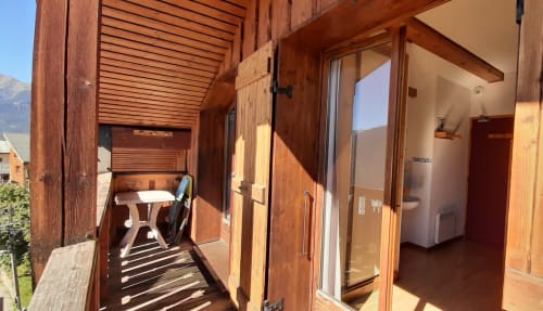 Balcon en bois et séjour du Chalet De La Yodine avec vue sur les montagnes, Feissons sur Salins