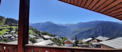 Vue des Alpes depuis le balcon du Chalet De La Yodine, dominant les vallées et pics alpins de Feissons sur Salins
