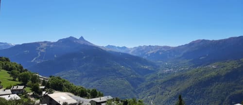 Vue panoramique de la vallée alpine depuis le balcon du Chalet De La Yodine, Feissons sur Salins, France