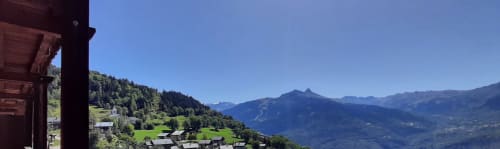 Vue sur les montagnes depuis le balcon du Chalet De La Yodine aux Alpes françaises avec vallées verdoyantes et sommets