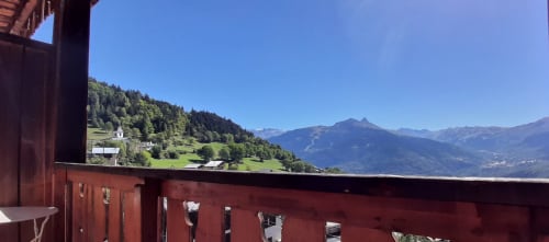 Vue sur les Alpes depuis le balcon du Chalet De La Yodine, Feissons sur Salins, avec pics alpins et pentes boisées