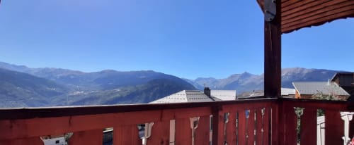 Vue sur les sommets alpins et la vallée depuis le balcon du Chalet De La Yodine à Feissons sur Salins.