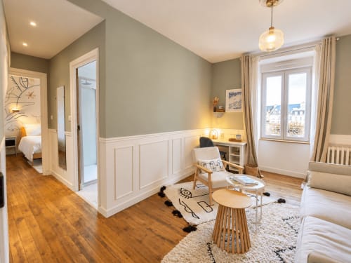 Suite moderne aux Chambres D'Hespéris à Pleyben avec lambris, parquet et vue sur la ville