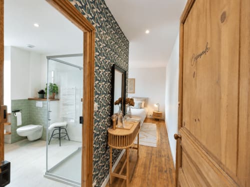 Suite chambre moderne aux Chambres D'Hespéris à Pleyben avec salle de bain privée et mobilier en bois