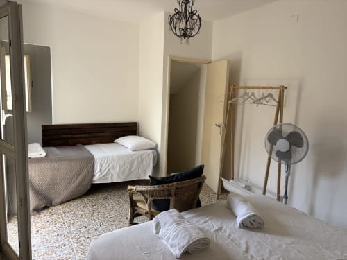 Camera luminosa a Lovelyloft a Modica con due letti, ventilatore, attaccapanni e lampadario