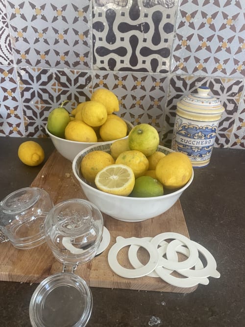 Esposizione di limoni siciliani nella villa Lovelyloft di Modica con piastrelle decorative, vasi in ceramica e agrumi freschi