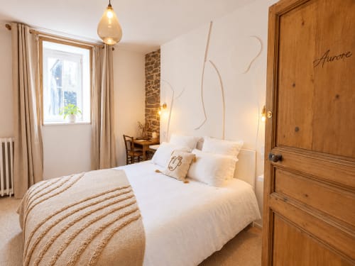 Chambre douillette aux Chambres D'Hespéris B&B à Pleyben avec armoire en bois, luminaire suspendu et décoration épurée