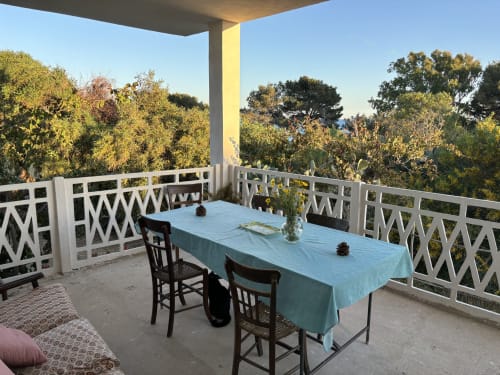 Terrazza della villa sul mare a Scicli con tavolo da pranzo, ringhiere bianche e vista sul Mediterraneo