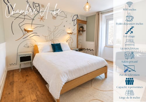 Chambre Aube aux Chambres D'Hespéris à Pleyben : lit avec fresque murale artistique et luminaires modernes.