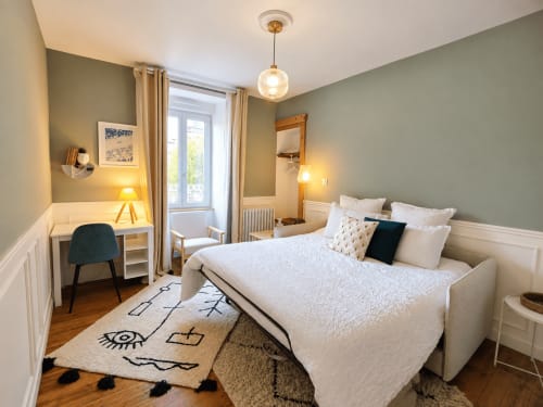Chambre moderne aux Chambres D'Hespéris à Pleyben avec lit queen-size, bureau et murs vert sauge