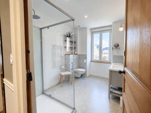 Salle de bains moderne avec douche à l'italienne aux Chambres D'Hespéris B&B à Pleyben, France