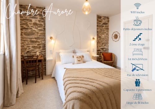 Chambre Aurore aux Chambres D'Hespéris à Pleyben - chambre douillette aux murs de pierre, draps blancs et éclairage chaleureux